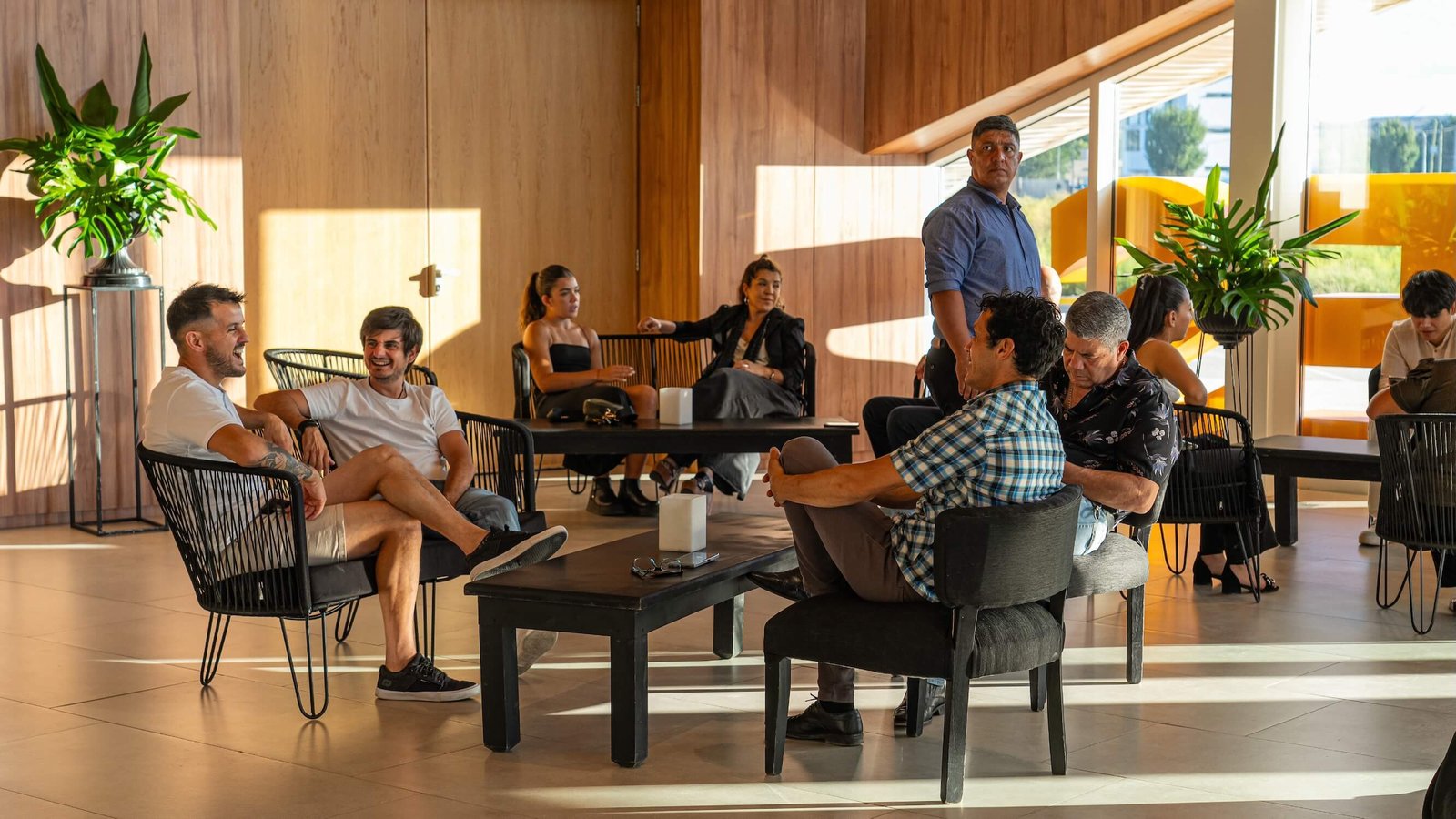 Personas en el hall de Domuyo